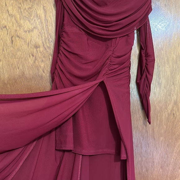 HAMPTON GOWN IN DEEP GARNET - Picture 5 of 16